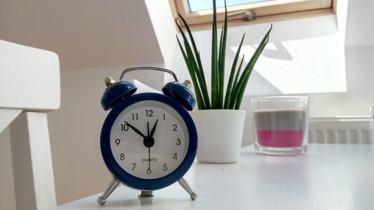 COMO CONFIGURAR UN RELOJ DESPERTADOR DIGITAL