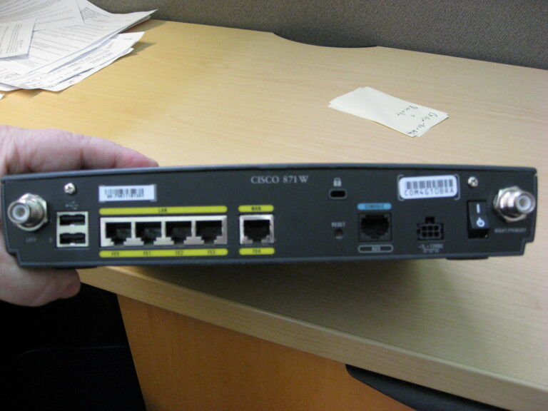 COMO CONFIGURAR UN SWITCH CISCO POR CONSOLA